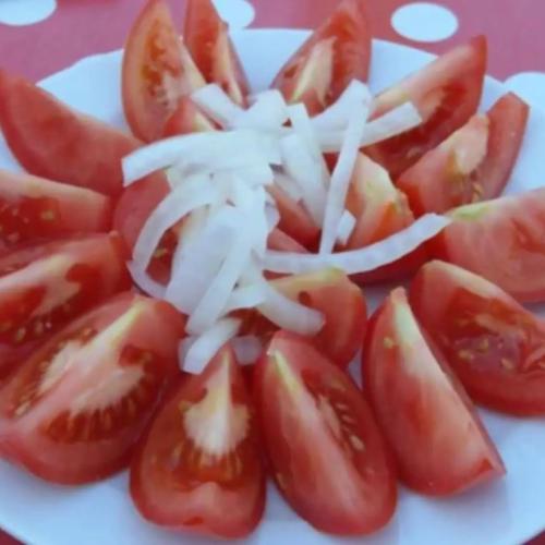 Tourist Fires Up When Served A $10 'Plate of Tomatoes' At Restaurant