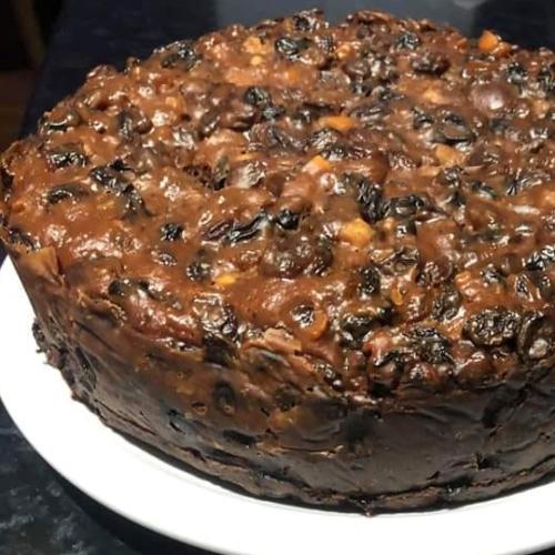 This 4-Ingredient Slow Cooker Christmas Cake Will Change Your Life!