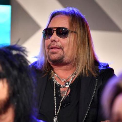 Mötley Crüe’s Vince Neil Walks Off Stage, Says Voice Is ‘Gone’