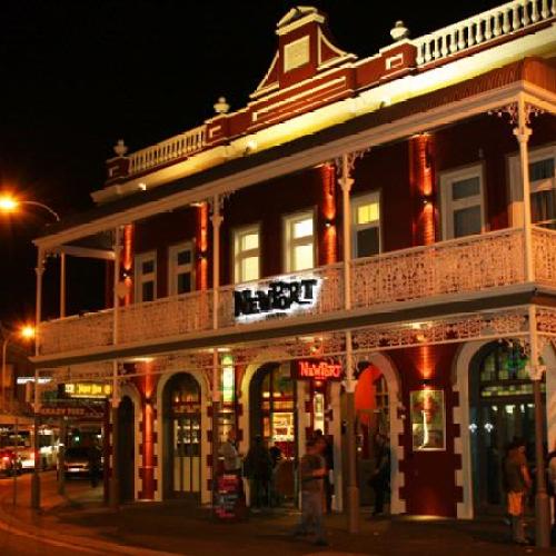 Clairsy & Lisa Pay Tribute To Freo's Newport Pub Before It Reopens As A Dart Bar  