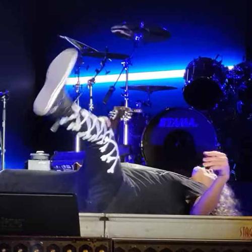 Watch Kirk Hammett Hilariously Stuff Up The Intro To 'Nothing Else Matters'