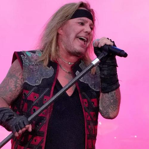 Mötley Crüe's Vince Neil Is Getting Dunked For Using Teleprompter On Tour