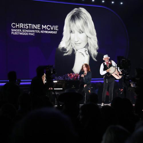 Mick Fleetwood, Sheryl Crow and Bonnie Raitt Perform 'Songbird' in Christine McVie Tribute
