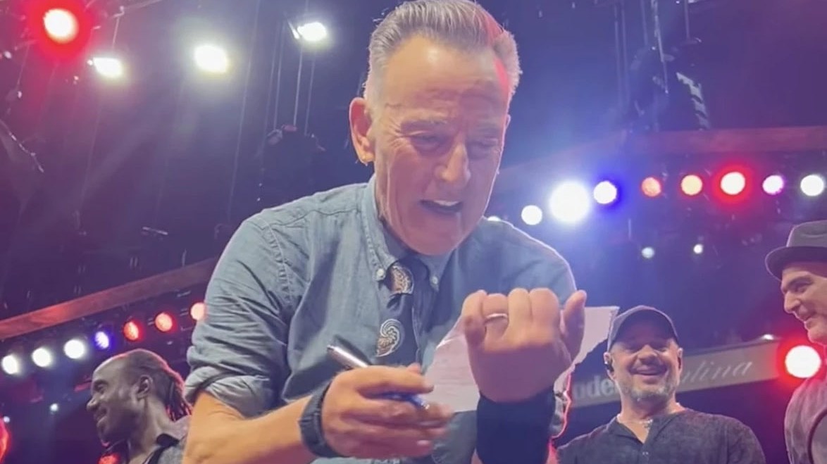Bruce Springsteen Signs 11-Year-Old's School Absence Note To Teacher - Vimarsana News