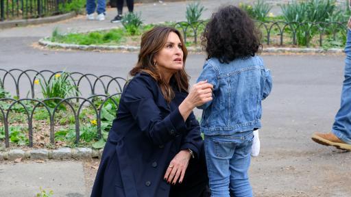Mariska Hargitay Mistaken For Actual Cop By Lost Child During ‘Law & Order’ Filming